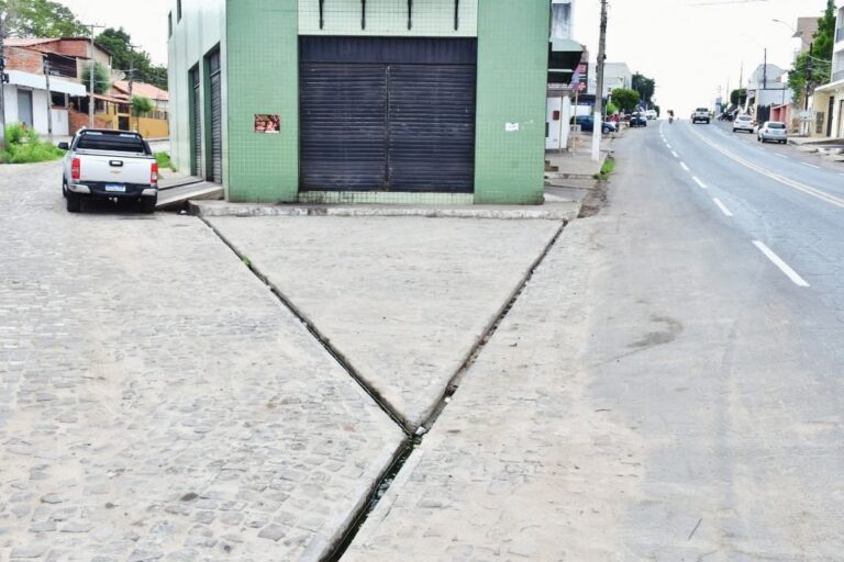 FLORIANO/PI: PREFEITURA CONCLUI NIVELAMENTO DE PAVIMENTAÇÃO NA AVENIDA NETO