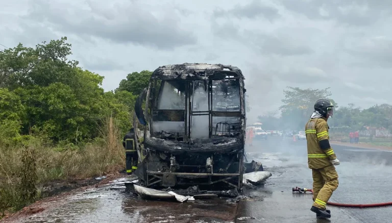 TERESINA/PI: ÔNIBUS DA GUANABARA PEGA FOGO E DEIXA PASSAGEIROS EM PÂNICO NA BR-343