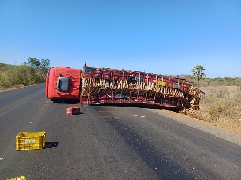 PIRIPIRI/PI: COLISÃO ENTRE CAMINHÕES DEIXA DUAS PESSOAS FERIDAS NA BR-222