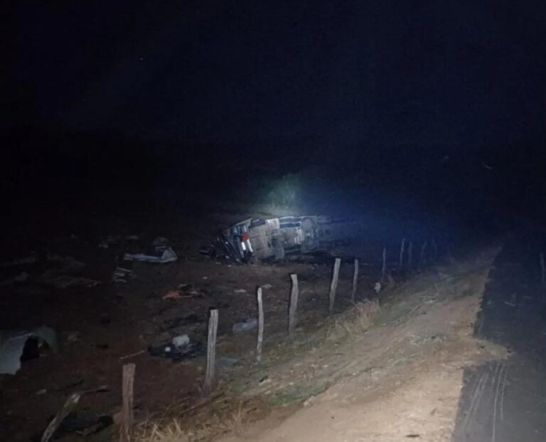 SANTA LUZ/PI: CAMINHÃO-TANQUE CARREGADO DE ETANOL TOMBA EM CURVA NA BR-135