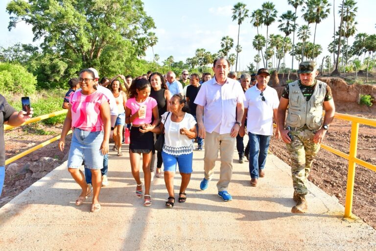 FLORIANO/PI: PREFEITURA ENTREGA PASSAGEM MOLHADA DA LOCALIDADE RIO BRANCO