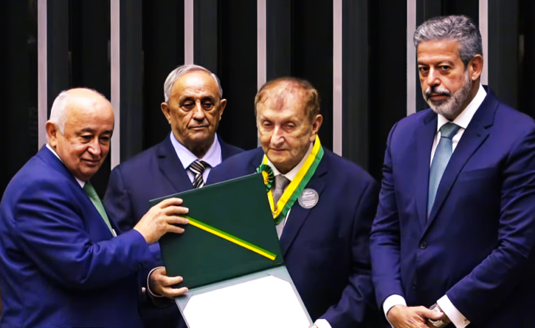 BRASÍLIA/DF: PREFEITO MÃO SANTA RECEBE MEDALHA MÉRITO LEGISLATIVO NA CÂMARA DOS DEPUTADOS