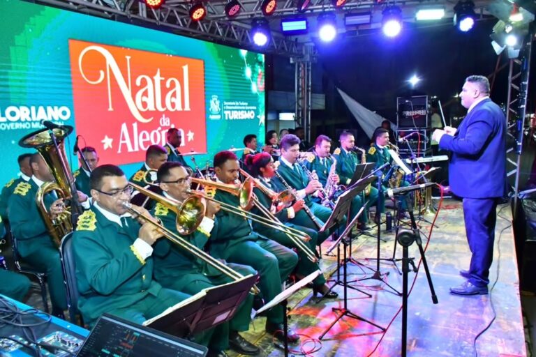 FLORIANO/PI: CONCERTO NATALINO ENCANTA MORADORES NA PRAÇA DR. SEBASTIÃO MARTINS