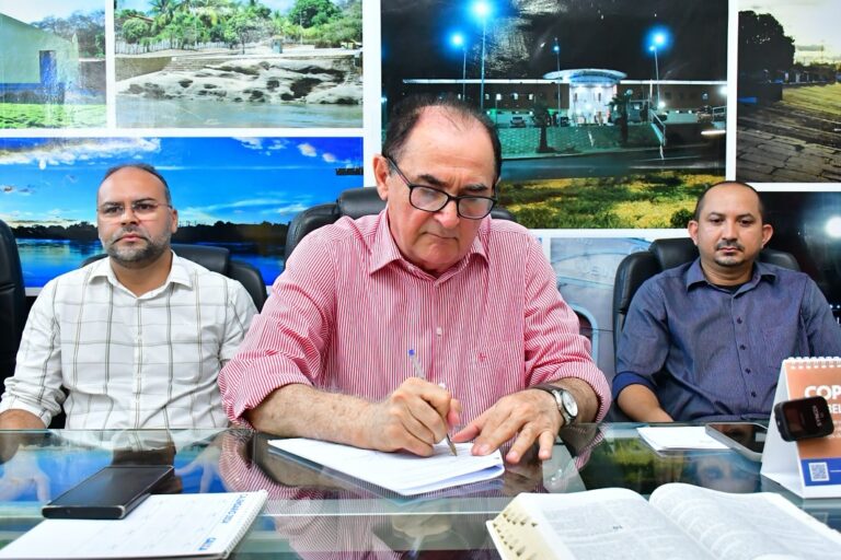FLORIANO/PI: PREFEITO ANTÔNIO REIS ASSINA CONTRATOS PARA CONSTRUÇÃO DE 372 UNIDADES HABITACIONAIS NO MUNICÍPIO