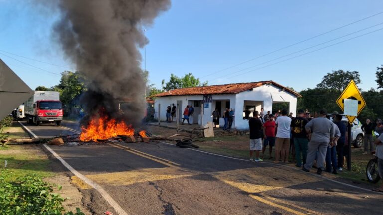 CASTELO/PI: PACIENTES AGUARDAM VACINAS ENQUANTO TRANSPORTE É RETIDO EM PROTESTO DE POPULARES