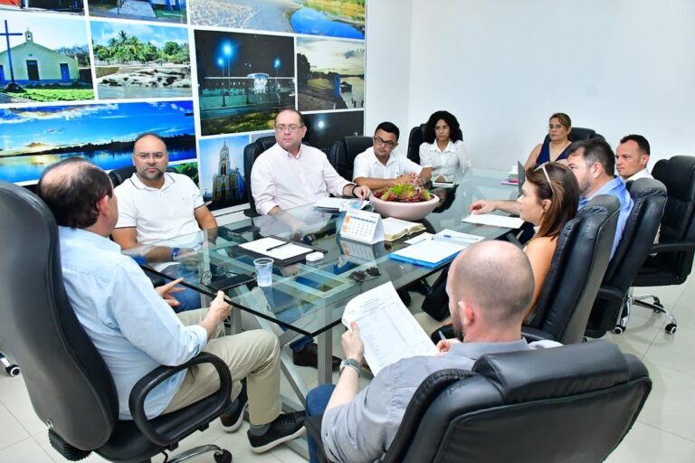 FLORIANO/PI: PREFEITO ANTÔNIO REIS DISCUTE INÍCIO DE OBRAS HABITACIONAIS E PLANEJAMENTO DO CARNAVAL 2025