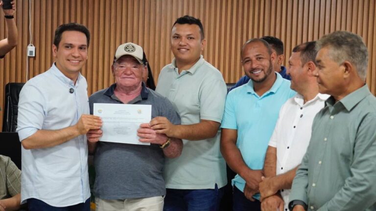 URUÇUÍ/PI: PREFEITO DR. GILBERTO JÚNIOR ENTREGA KITS DE IRRIGAÇÃO E EQUIPAMENTOS A PRODUTORES