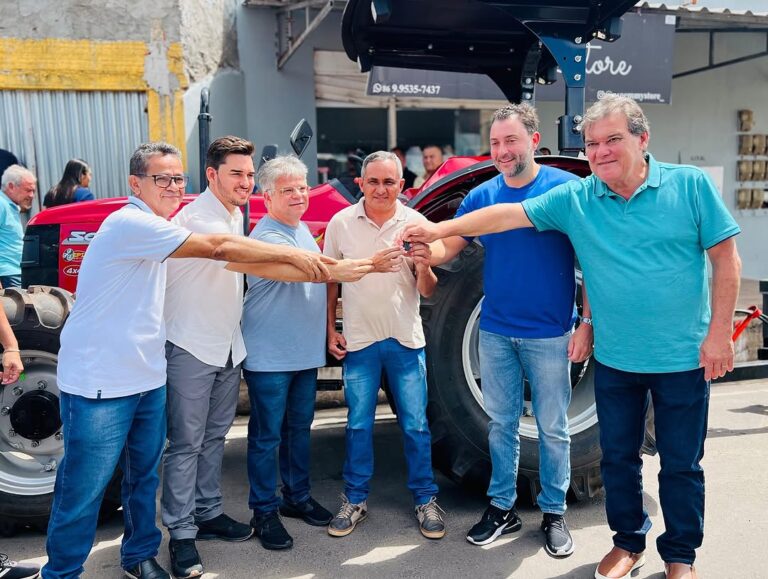 UNIÃO/PI: PREFEITO GUSTAVO MEDEIROS RECEBE TRATORES PARA FORTALECER AGRICULTURA FAMILIAR