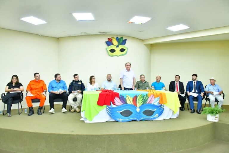 FLORIANO/PI: PREFEITO ANTÔNIO REIS SE REÚNE COM SETORES PARA PLANEJAR SEGURANÇA NO CARNAVAL