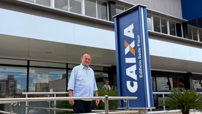 CAMPO MAIOR/PI: JOÃOZINHO FÉLIX ASSINA CONTRATO PARA CONSTRUÇÃO DE CASAS POPULARES EM CAMPO MAIOR