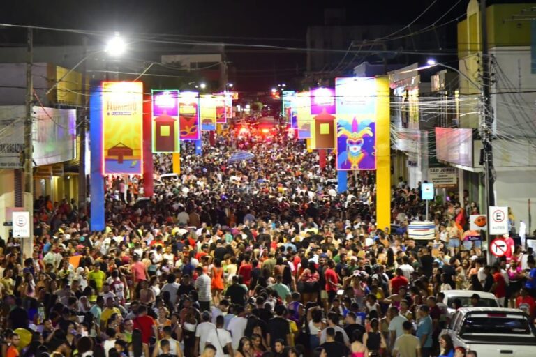 FLORIANO/PI: UNS KAMARADAS EMBALAM MULTIDÃO NO 3º ARRASTÃO DO CARNAVAL 2025
