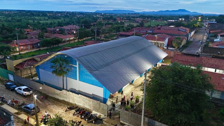 CAMPO MAIOR/PI: PREFEITURA INAUGURA QUADRA POLIESPORTIVA NA ESCOLA DR. NONATO IBIAPINA