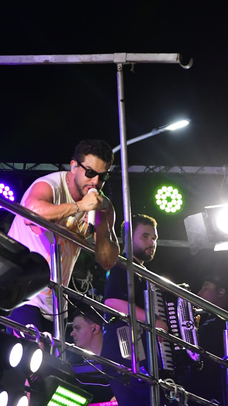 FLORIANO/PI: ÁVINE VINNY COMANDA SEGUNDA NOITE DE FOLIA E REÚNE MULTIDÃO NO CARNAVAL