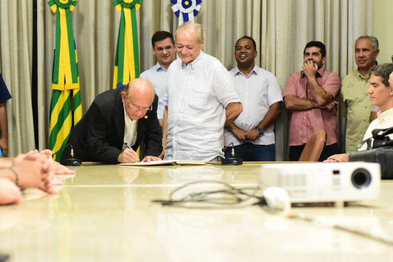 TERESINA/PI: PREFEITO SILVIO MENDES DÁ POSSE AO NOVO PRESIDENTE DA ARSETE