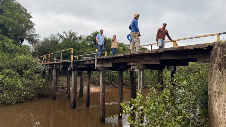 CAMPO MAIOR/PI: PREFEITURA RECUPERA PONTE SOBRE O RIO SURUBIM NA COMUNIDADE FORMIGA