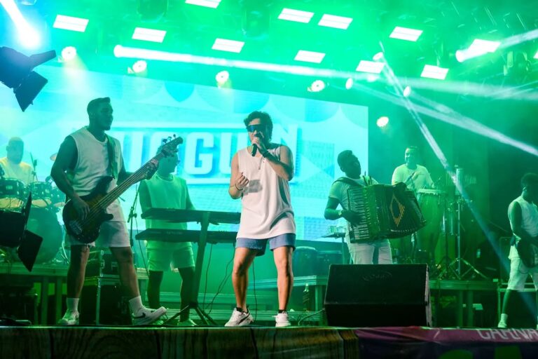 CAJUEIRO DA PRAIA/PI: SEGUNDA-FEIRA DE CARNAVAL REÚNE MILHARES NA PRAIA DA BARRINHA