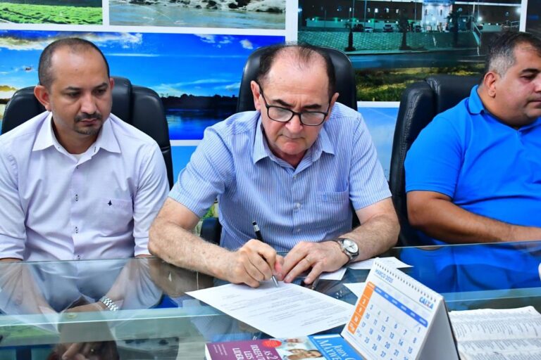 FLORIANO/PI: PREFEITO ANTÔNIO REIS ASSINA ORDENS DE SERVIÇO PARA MELHORIAS NA ZONA RURAL
