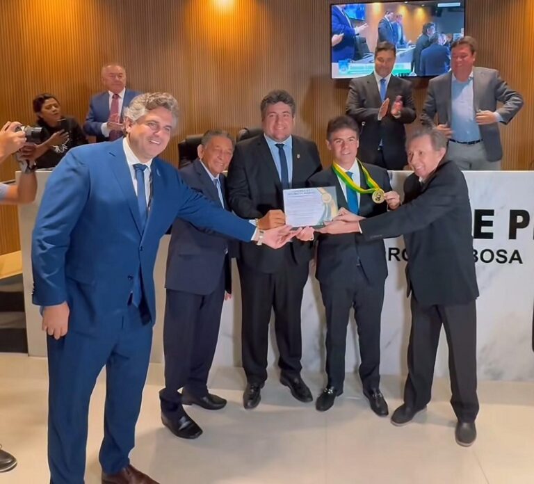 PICOS/PI: CÂMARA MUNICIPAL ENTREGA MEDALHA COELHO RODRIGUES AO DEPUTADO SEVERO EULÁLIO