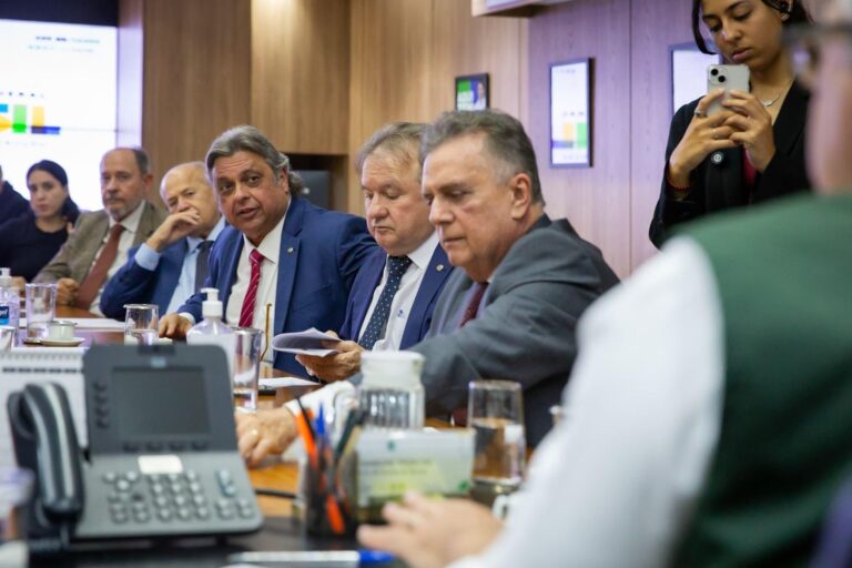 TERESINA/PI: DEPUTADO JÚLIO ARCOVERDE APRESENTA DEMANDAS DA SAÚDE DA CAPITAL AO MINISTRO ALEXANDRE PADILHA
