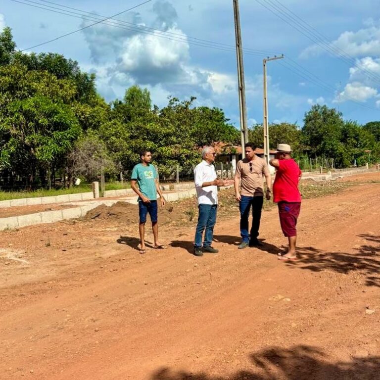 RIBEIRO GONÇALVES/PI: PREFEITO AGAMENON FRANCO ACOMPANHA OBRAS DE PAVIMENTAÇÃO NA ZONA RURAL DE SÃO BENTO