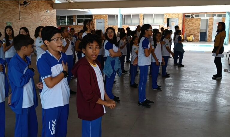 TERESINA/PI: SILVIO MENDES SANCIONA LEI QUE TORNA OBRIGATÓRIA EXECUÇÃO DIÁRIA DE HINOS NAS ESCOLAS
