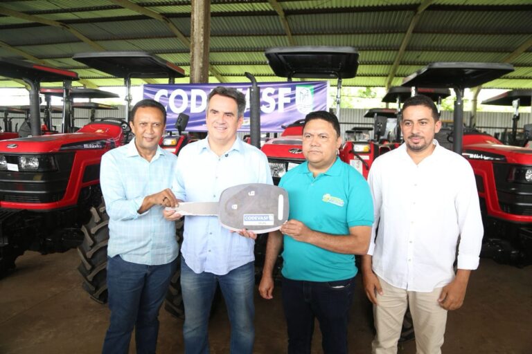 CIRO NOGUEIRA ENTREGA TRATORES E EQUIPAMENTOS AGRÍCOLAS A PREFEITOS