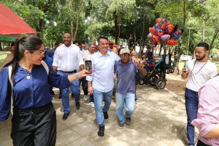 TERESINA/PI: CIRO NOGUEIRA CAMINHA PELO CENTRO E ALMOÇA NO RESTAURANTE POPULAR