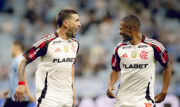 FLAMENGO VENCE GRÊMIO POR 2 A 0 E ASSUME LIDERANÇA DO BRASILEIRÃO