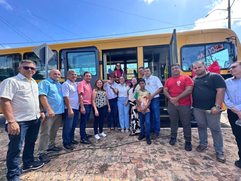 SÃO JOÃO DO ARRAIAL/PI: POPULAÇÃO RECEBEU ÔNIBUS ESCOLAR E AMBULÂNCIA DO SAMU NO DIA DO TRABALHADOR