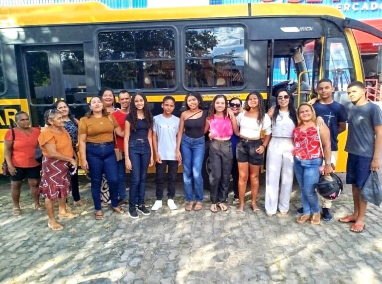 GUADALUPE/PI: ESTUDANTES RECEBEM APOIO DA PREFEITURA DE GUADALUPE PARA TRANSPORTE DO PROGRAMA #PARTIUIF EM FLORIANO