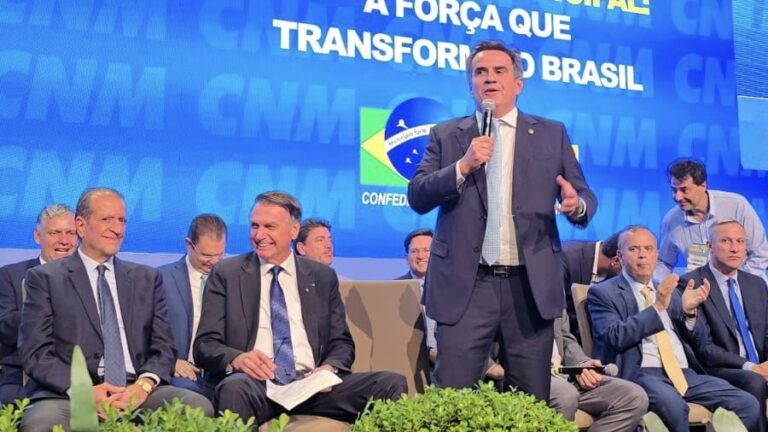 BRASÍLIA: CIRO NOGUEIRA LEVA JAIR BOLSONARO À MARCHA DOS PREFEITOS; EX-PRESIDENTE É APLAUDIDO