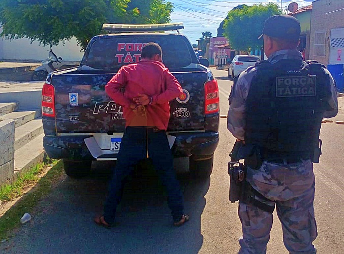 CAMPO MAIOR/PI: HOMEM QUE FUGIU DUAS VEZES DA PRISÃO EM 30 DIAS É PEGO POR POPULARES E ENTREGUE À POLÍCIA