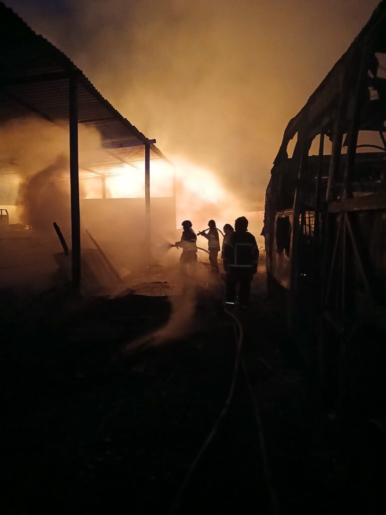 TERESINA/PI: BOMBEIROS TENTAM EVITAR NOVOS FOCOS EM LOCAL DE INCÊNDIO DE ÔNIBUS