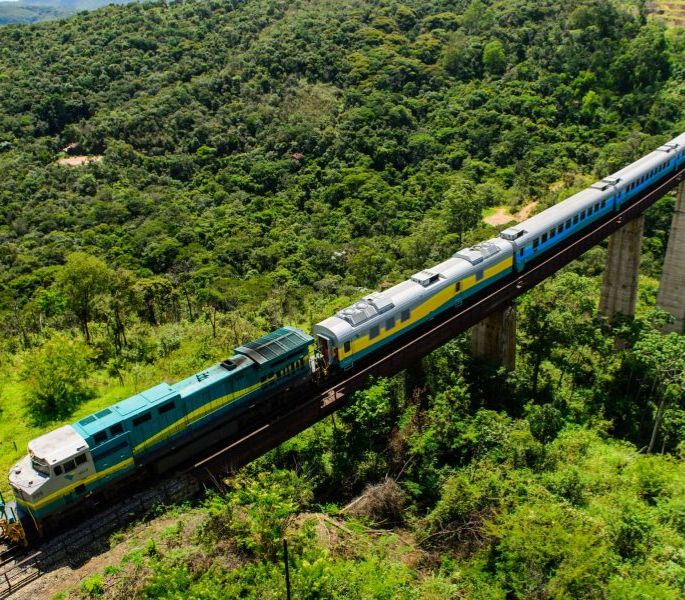 TREM TURÍSTICO QUE CRUZA MINAS E ESPÍRITO SANTO ENCANTA BRASILEIROS E ENFRENTA DESAFIOS AMBIENTAIS