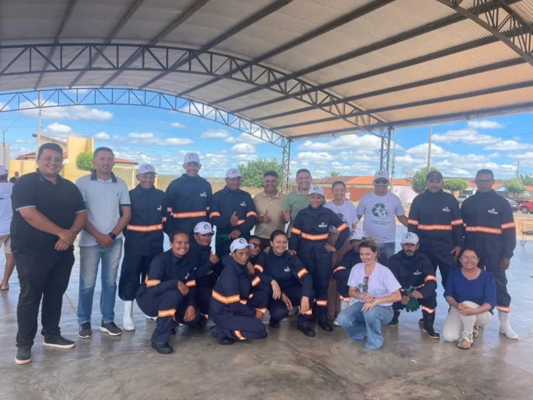 AROEIRAS DO ITAIM/PI: SERVIDORES DA LIMPEZA PÚBLICA DE AROEIRAS DO ITAIM RECEBEM NOVOS UNIFORMES E EPIS
