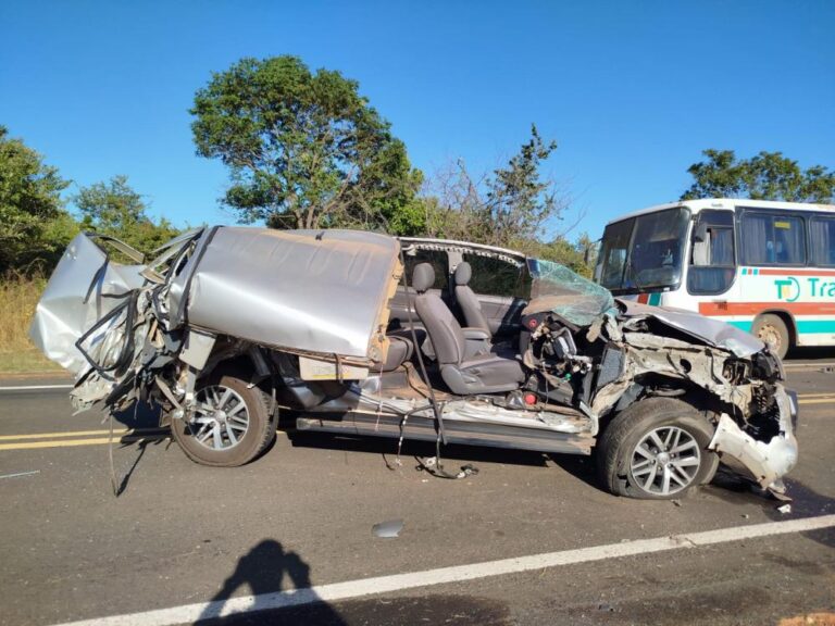 CAMPO MAIOR/PI: HILUX COLIDE COM ÔNIBUS PARADO NA PI-115 EM CAMPO MAIOR E DEIXA DUAS MULHERES FERIDAS