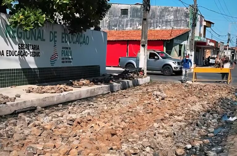 BARRAS/PI: PREFEITURA REALIZA OBRA DE DRENAGEM NO BAIRRO CORUJAL