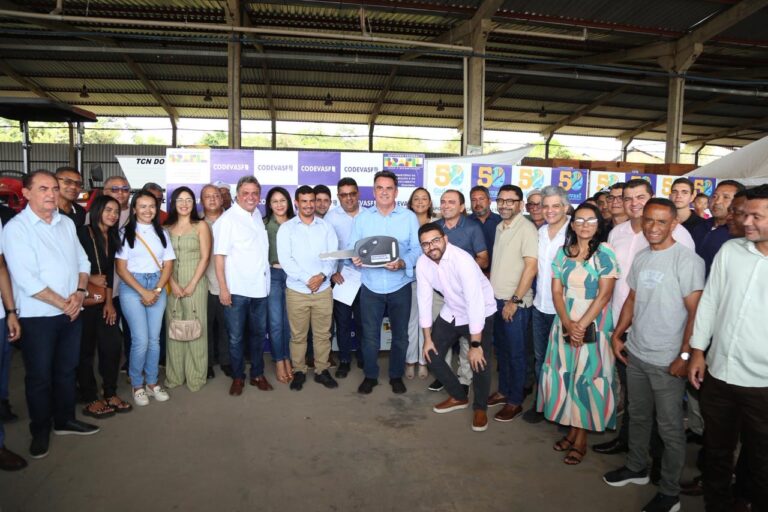 MUNICÍPIOS/PI: PREFEITOS RECEBEM EQUIPAMENTOS AGRÍCOLAS DE EMENDAS DE CIRO NOGUEIRA E JÚLIO ARCOVERDE