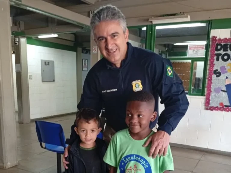 SÃO SEBASTIÃO DO PARAÍSO/MG: POLÍCIA RODOVIÁRIA FEDERAL LEVA PROJETO DE CIDADANIA A ESCOLAS