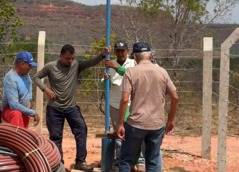 RIBEIRO GONÇALVES/PI: MORADORES FELIZES COM A CHEGADA DE AGUA POTÁVEL NA ZONA RURAL