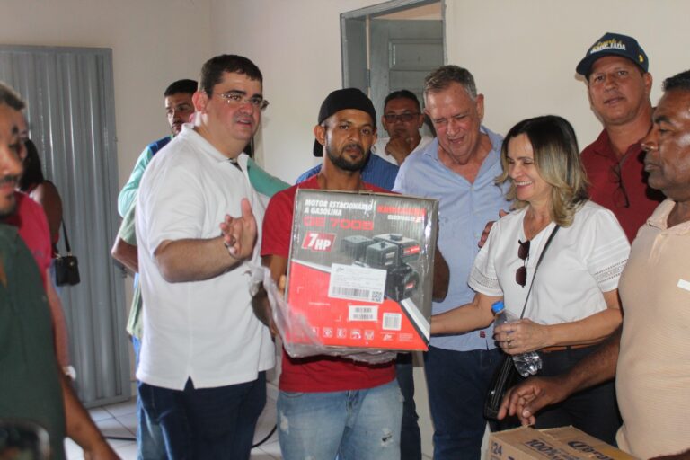 PARNAGUÁ/PI:PREFEITURA ENTREGA MOTORES PARA INCENTIVO À PESCA