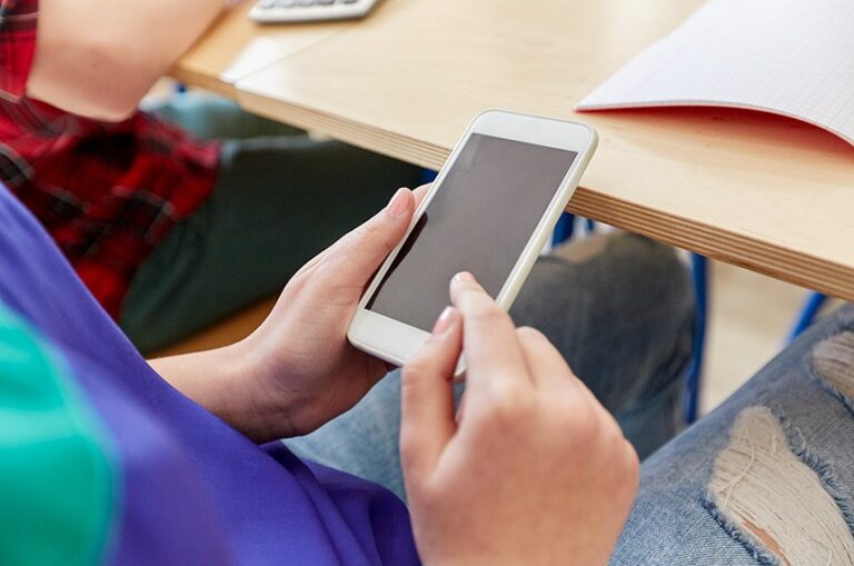 RIBEIRO GONÇALVES/PI: PREFEITURA PUBLICA DECRETO QUE PROIBE USO DE CELULAR EM ESCOLAS MUNICIPAIS