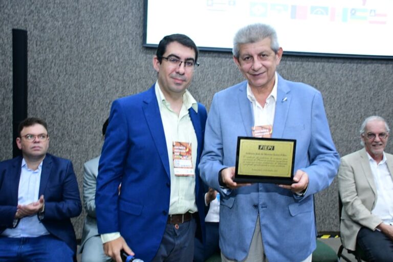 TERESINA/PI:PRESIDENTE DA FEDERAÇÃO DAS INDÚSTRIAS RECEBE HOMENAGEM DE SETOR PRODUTIVO DA CERÂMICA VERMELHA