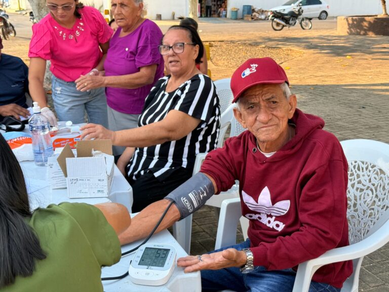 RIBEIRO GONÇALVES/PI: POPULAÇÃO É ATENDIDA PARA DIVERSOS SERVIÇOS EM PRAÇA PÚBLICA