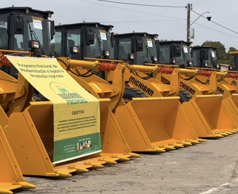 RIBEIRO GONÇALVES/PI: PREFEITURA RECEBE ROLO COMPACTADOR E REFORÇA MELHORIAS NA INFRAESTRUTURA RURAL