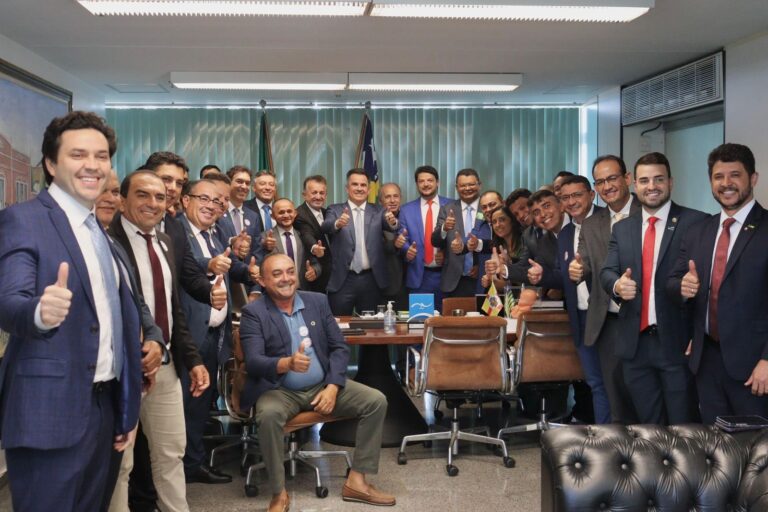 PREFEITOS DEBATEM PAUTAS ENTRE ELAS PEC12 QUE TRATA DE UM 3º MANDATO