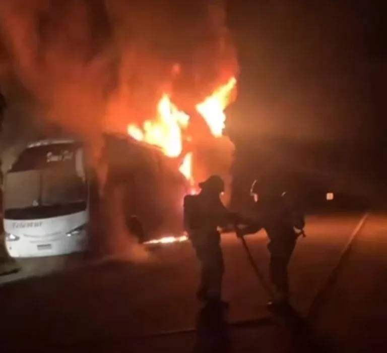 FLORIANO/PI: ÔNIBUS PEGA FOGO EM ESTRADA NO SUL DO PIAUÍ