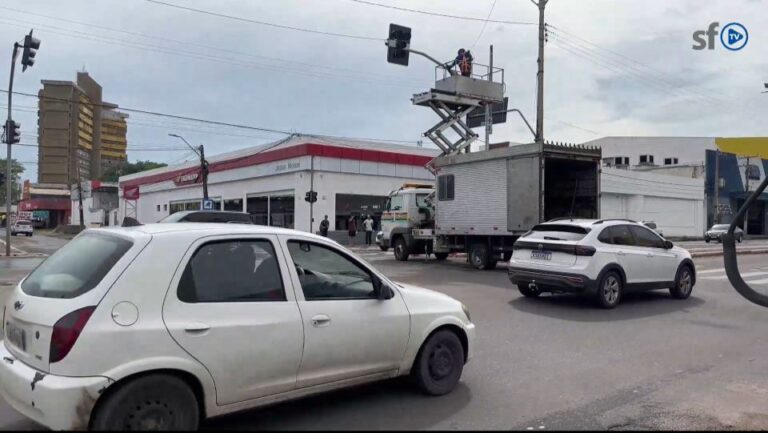 Chuva da madrugada e acidente com carreta causam caos no trânsito de Teresina