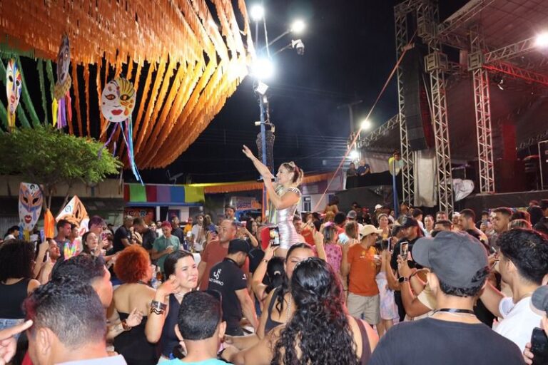 MULTIDÃO E GRANDES SHOWS MARCAM TERCEIRA NOITE DO CARNAVAL DE SÃO MIGUEL DO TAPUIO