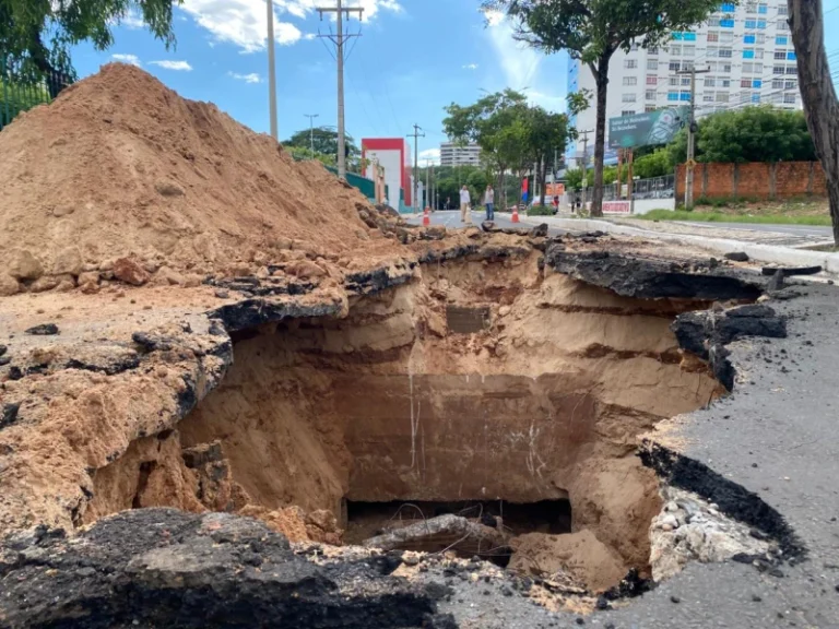 CRATERA SE ABRE NA AV. JÓQUEI CLUBE E VIA FICA INTERDITADA